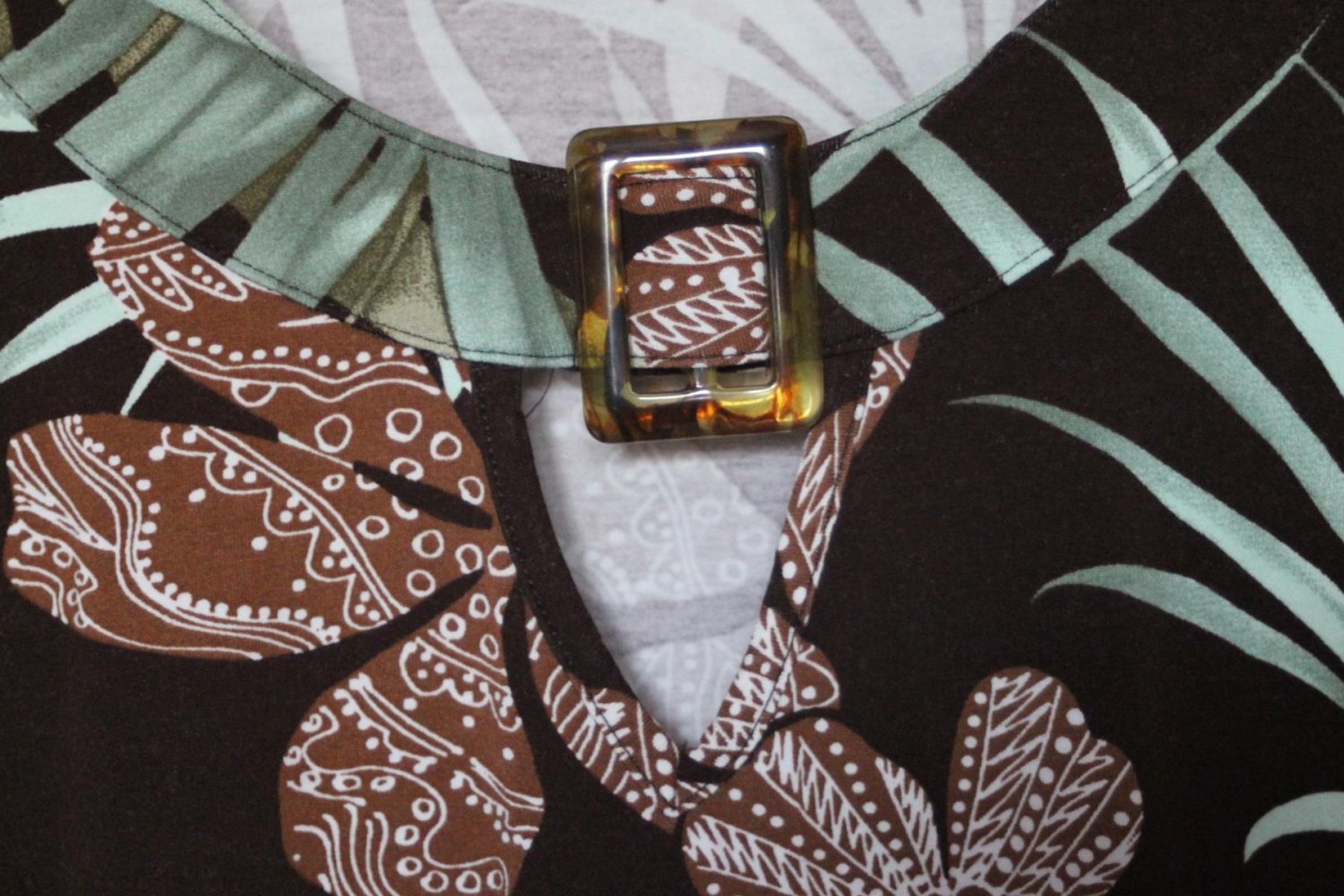 Damen-Shirt, Blumenprint, interessantes Detail am Ausschnitt