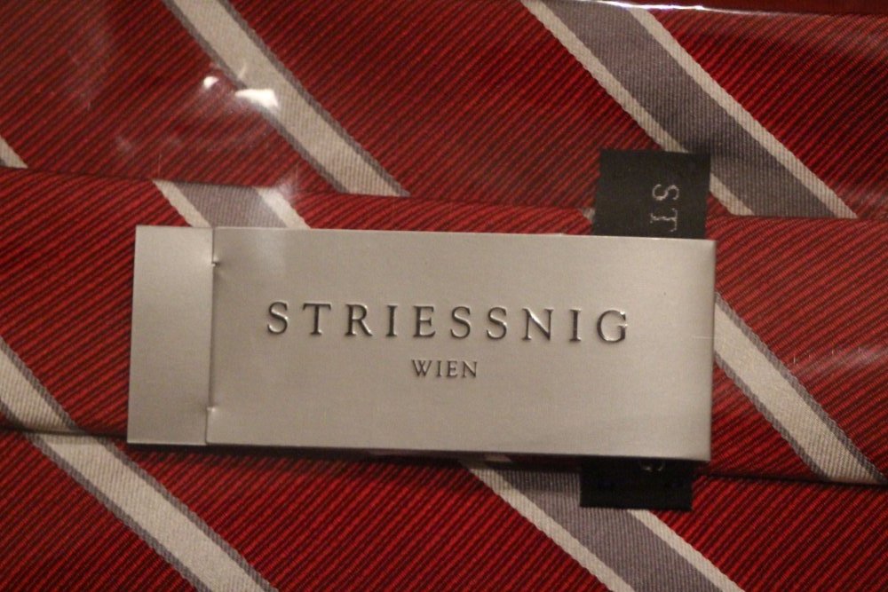 Neue Krawatte, Marke Striessnig, weinrot mit grauen Schrägstreifen