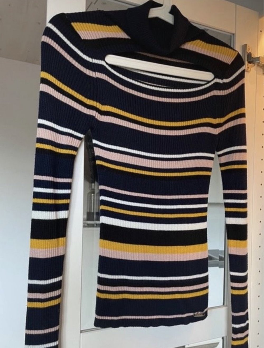 Rollkragenpullover, Guess