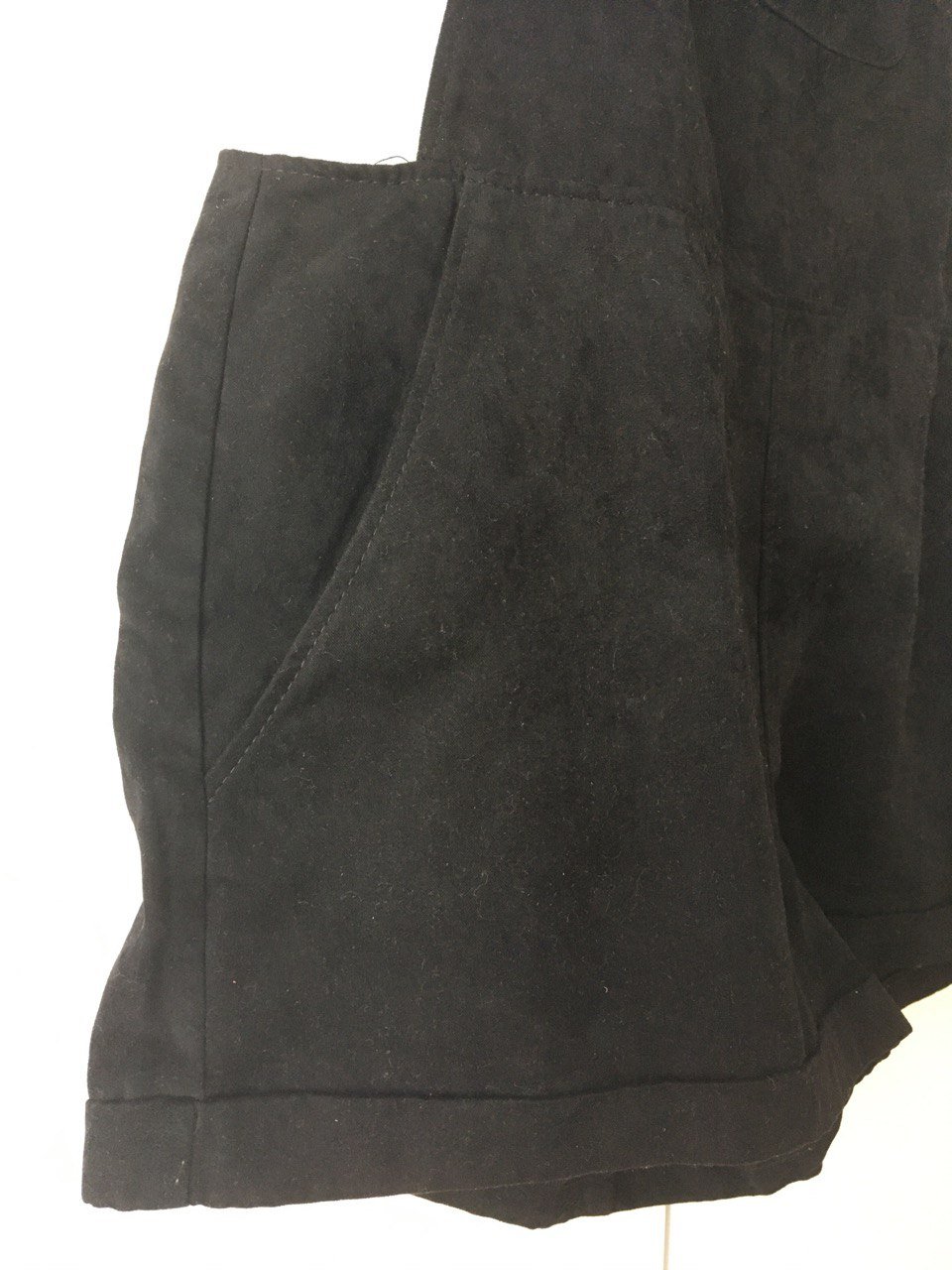 Süße schwarze Latzhose