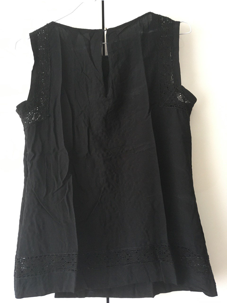 Ärmellose schwarze Bluse mit Broderie
