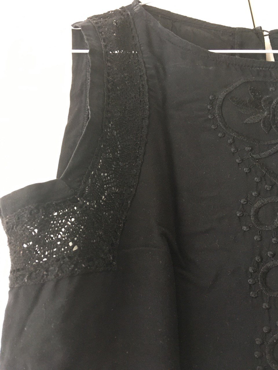 Ärmellose schwarze Bluse mit Broderie