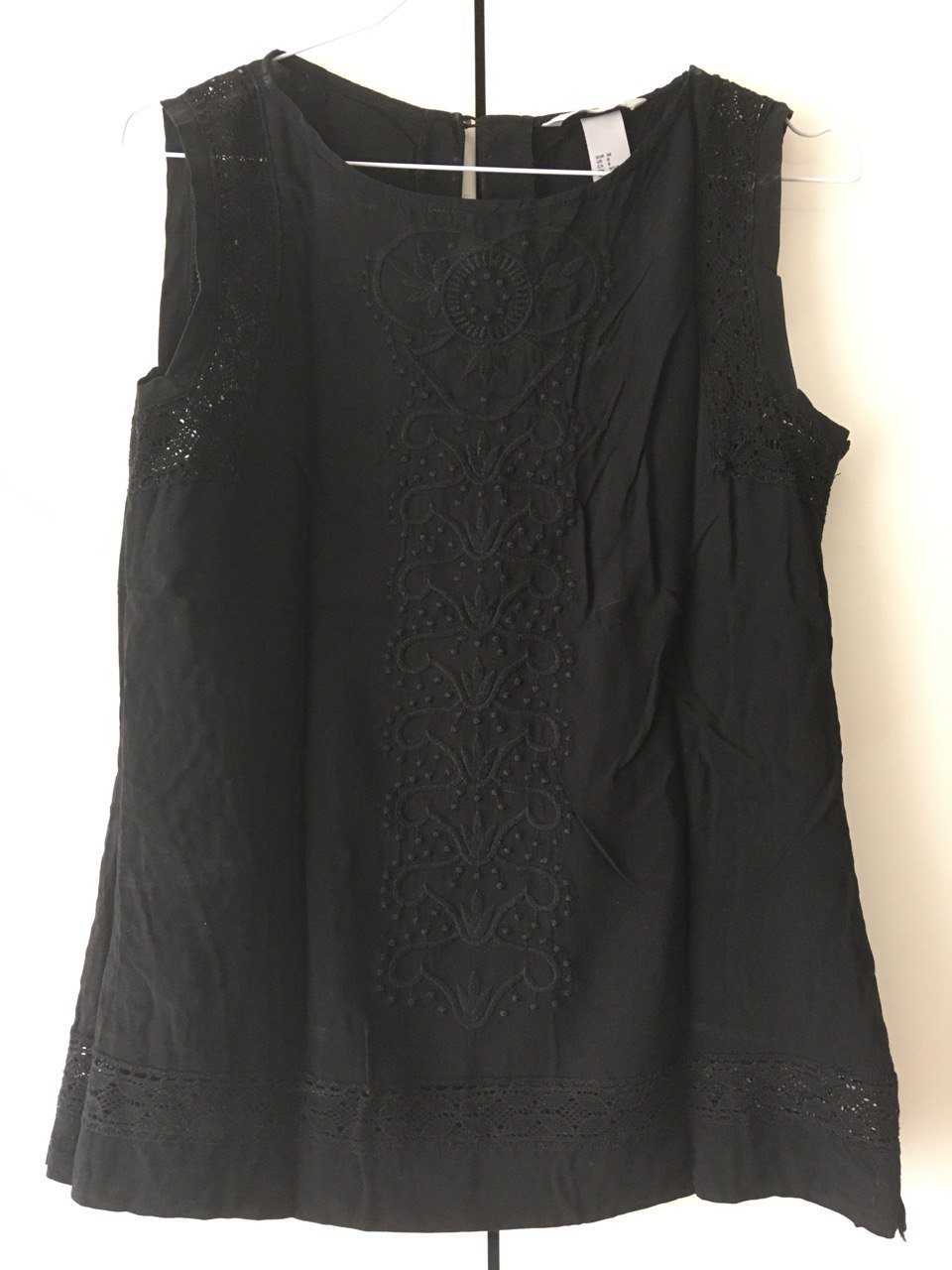 Ärmellose schwarze Bluse mit Broderie
