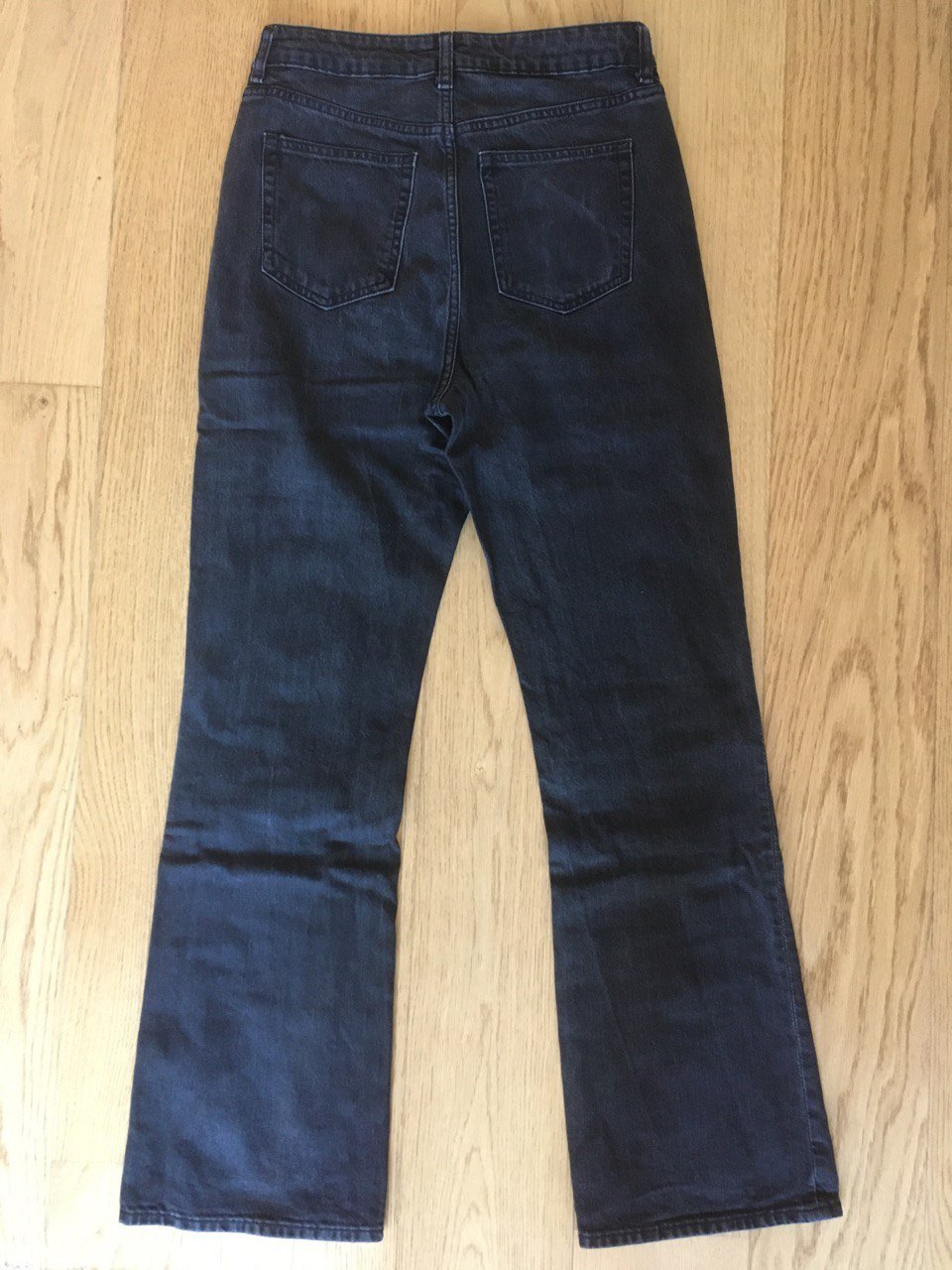 Schön geschnittene schwarze Jeanshose