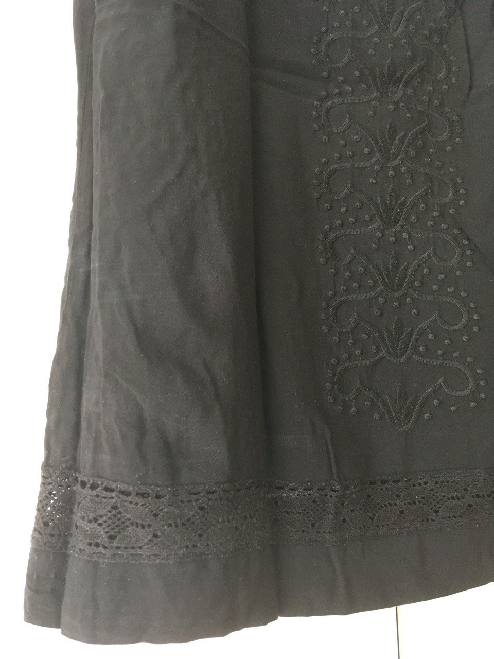 Ärmellose schwarze Bluse mit Broderie