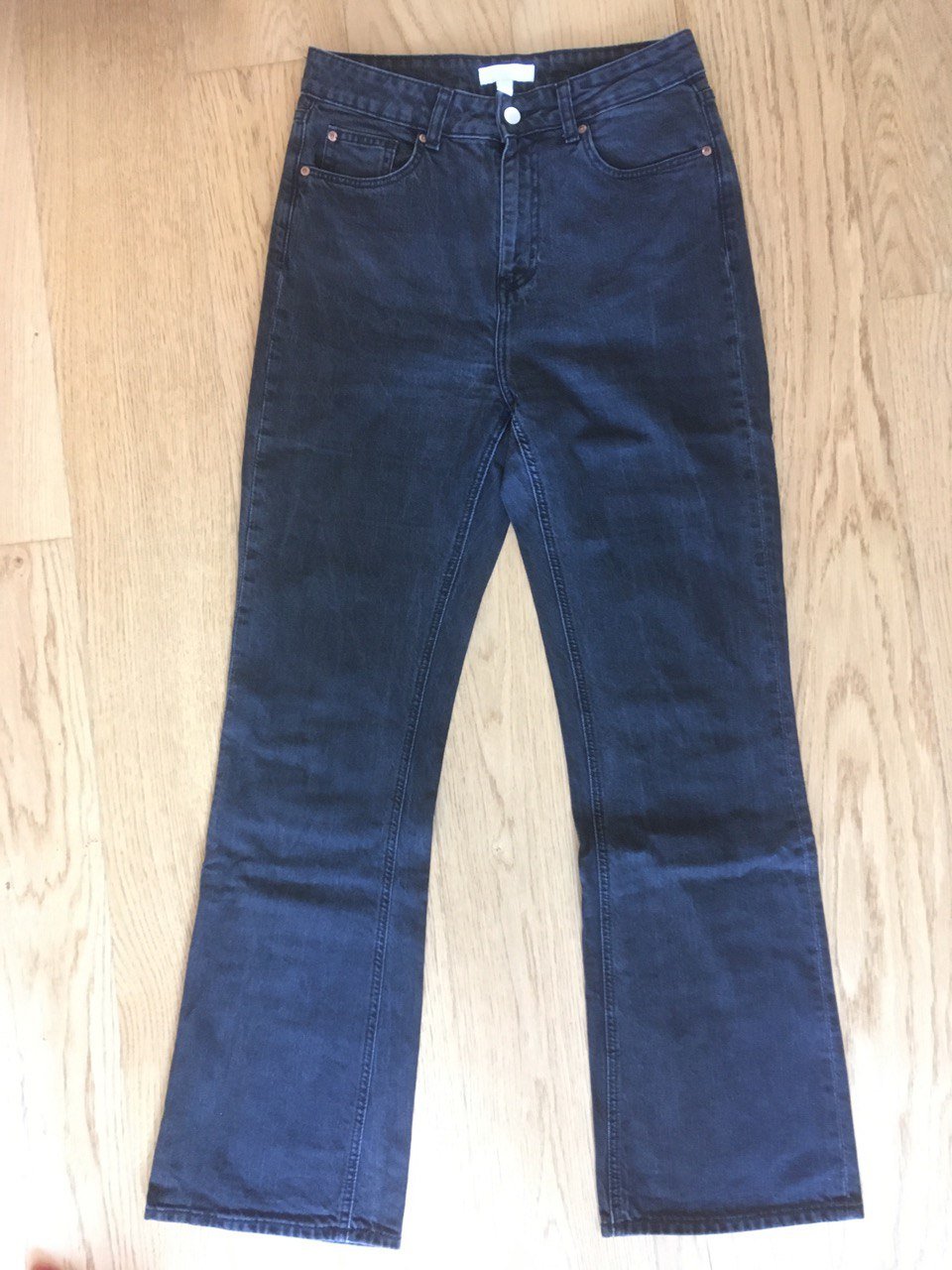 Schön geschnittene schwarze Jeanshose