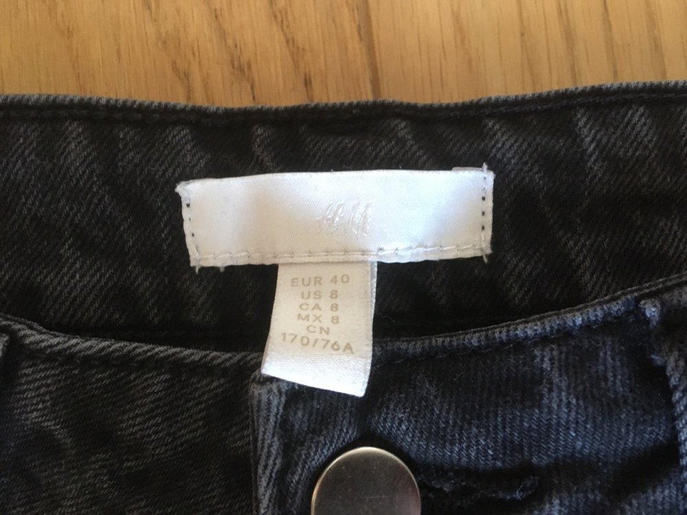 Schön geschnittene schwarze Jeanshose