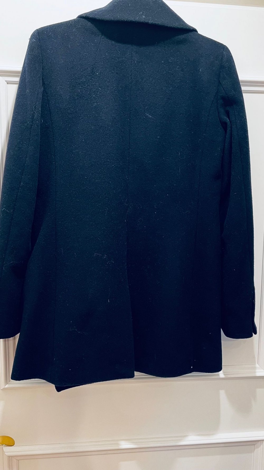 Dunkelblaue Drykorn Winterdamenjacke mit goldenen Knöpfen
