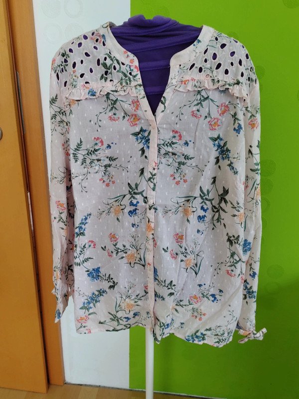 neue Bluse mit Blümchen Gr.46