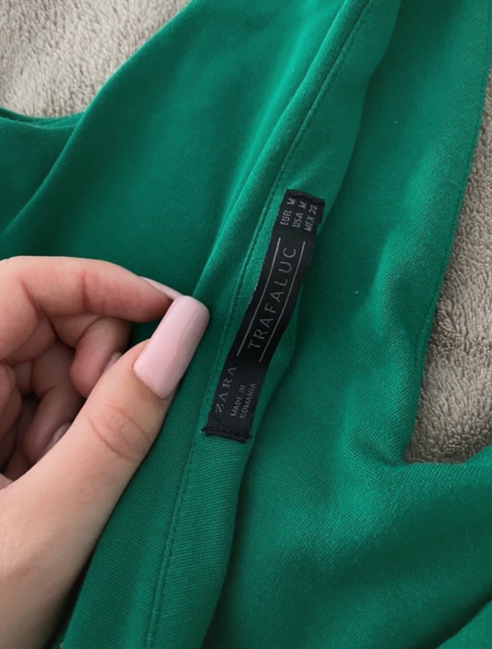 luxury Zara Kleid trend Farbe Grün elegant mini eng