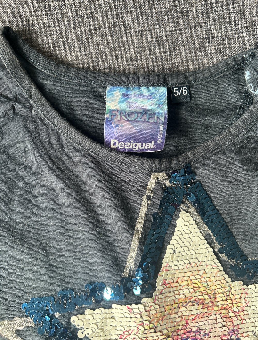 ein sehr schönes sommer Tshirt mit Pailletten Anna und Elsa
