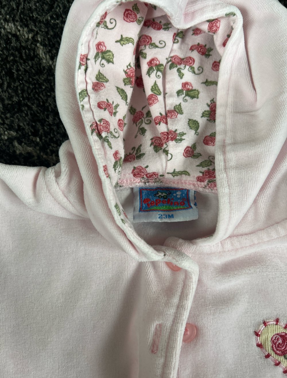 Ein sehr schöner Kapuzenpulli für Babys