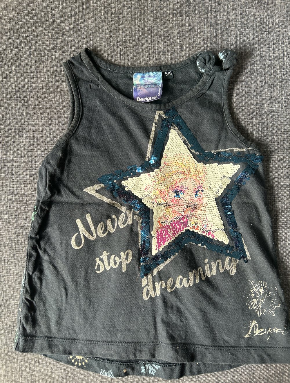 ein sehr schönes sommer Tshirt mit Pailletten Anna und Elsa