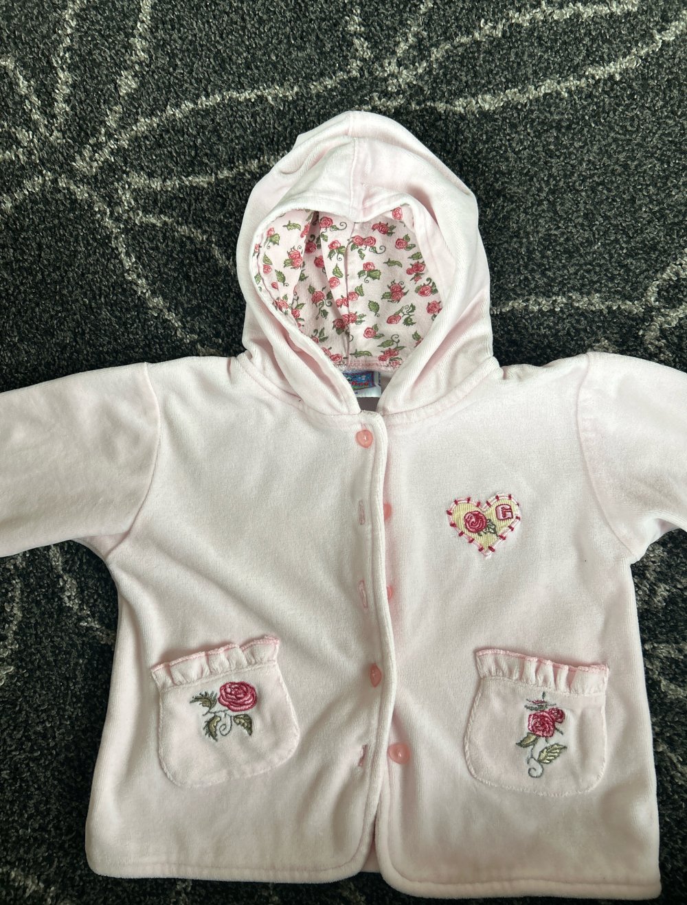 Ein sehr schöner Kapuzenpulli für Babys