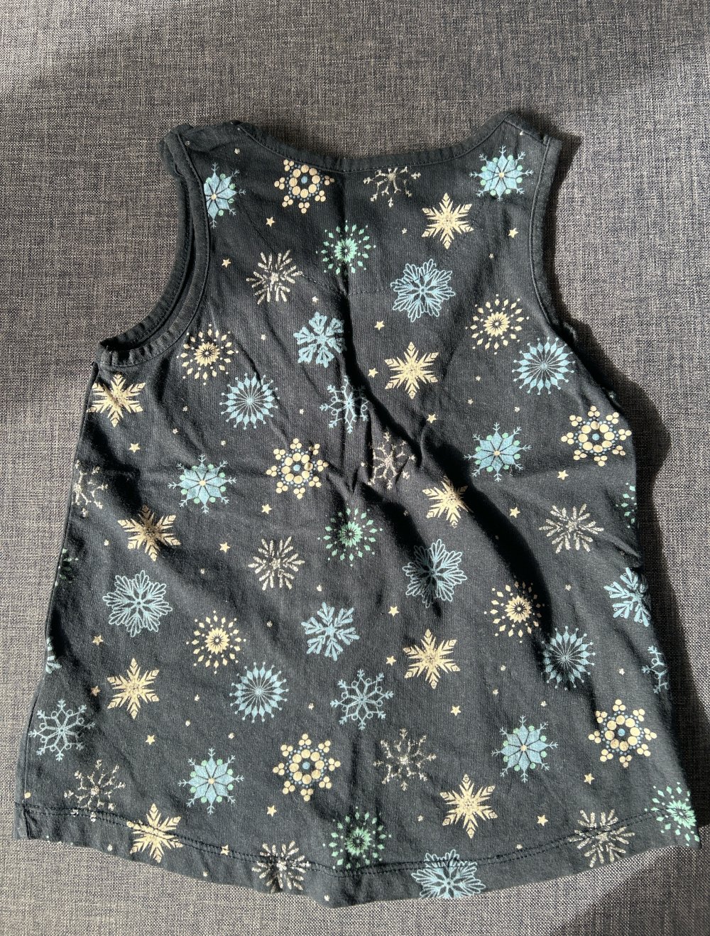 ein sehr schönes sommer Tshirt mit Pailletten Anna und Elsa