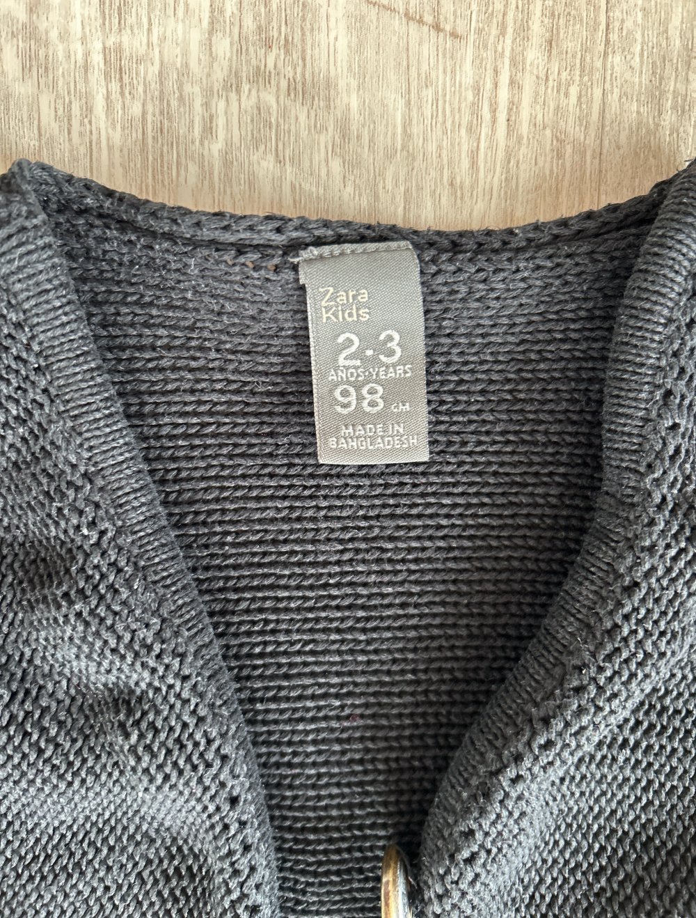 Ein sehr schönes Strickpullover, sehr elegant, mit Knopf