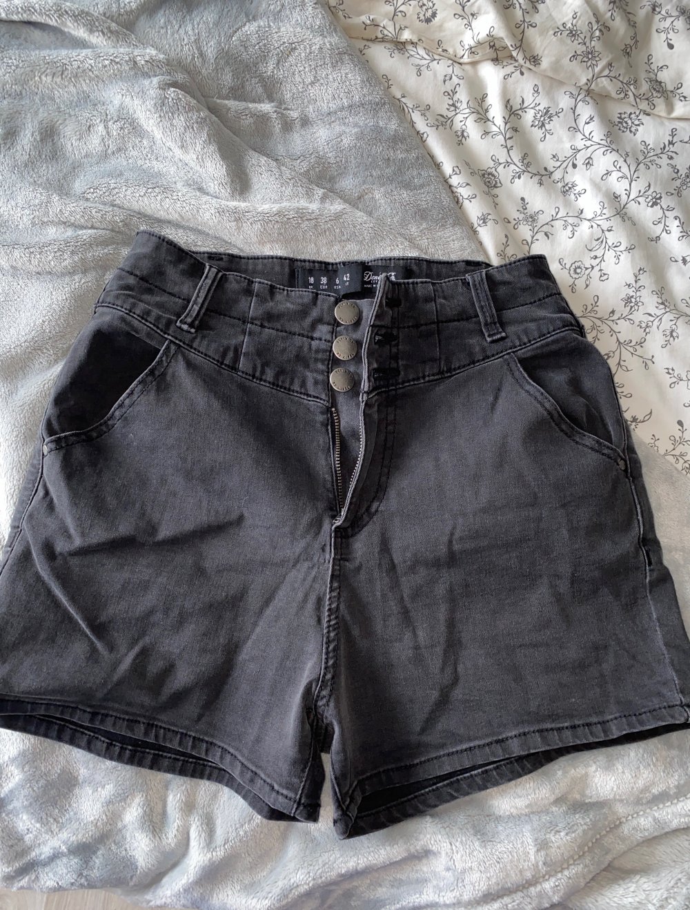 Kurze Jeanshose