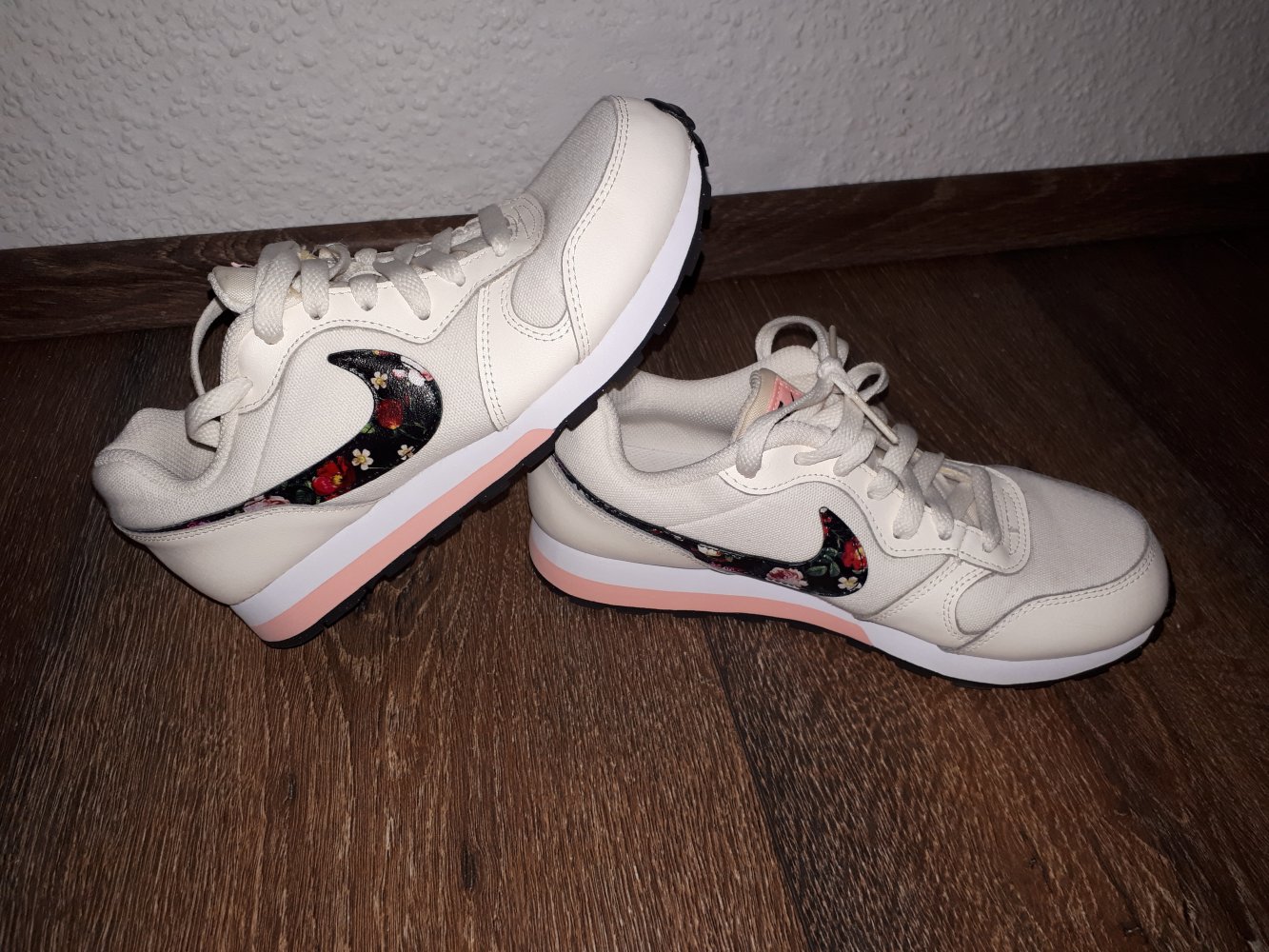 Paar sehr schöne Mädchen Sneaker in Größe 36 von Nike!