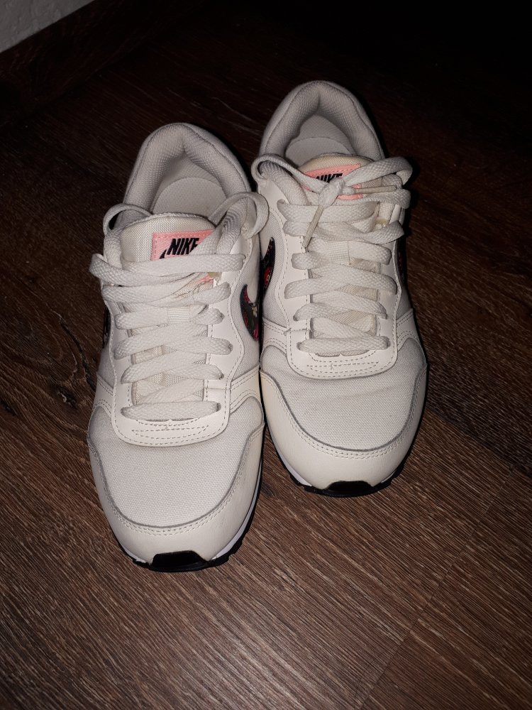 Paar sehr schöne Mädchen Sneaker in Größe 36 von Nike!