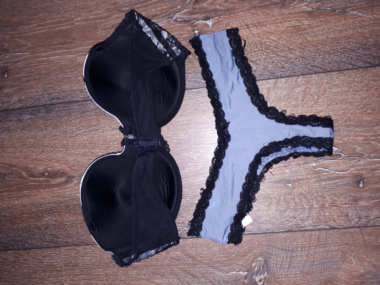  trögerlosen BH in Größe 90C+Gratis String in Größe S von Hunkemöller!