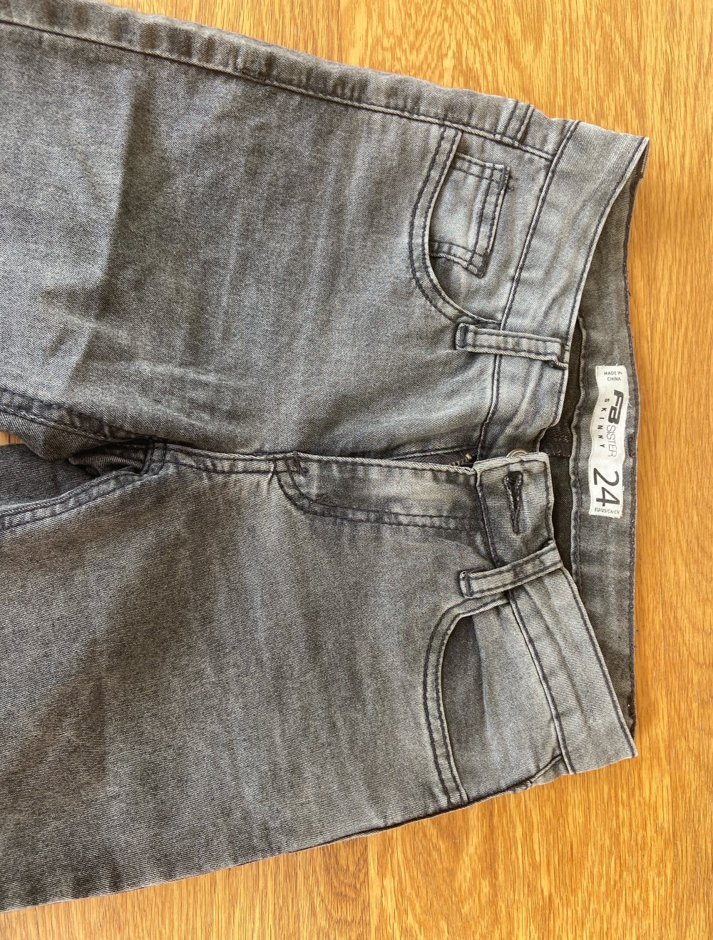 Graue Jeans