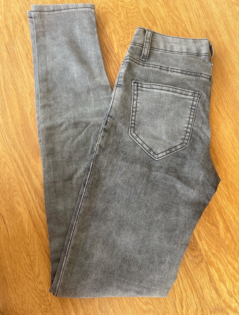 Graue Jeans