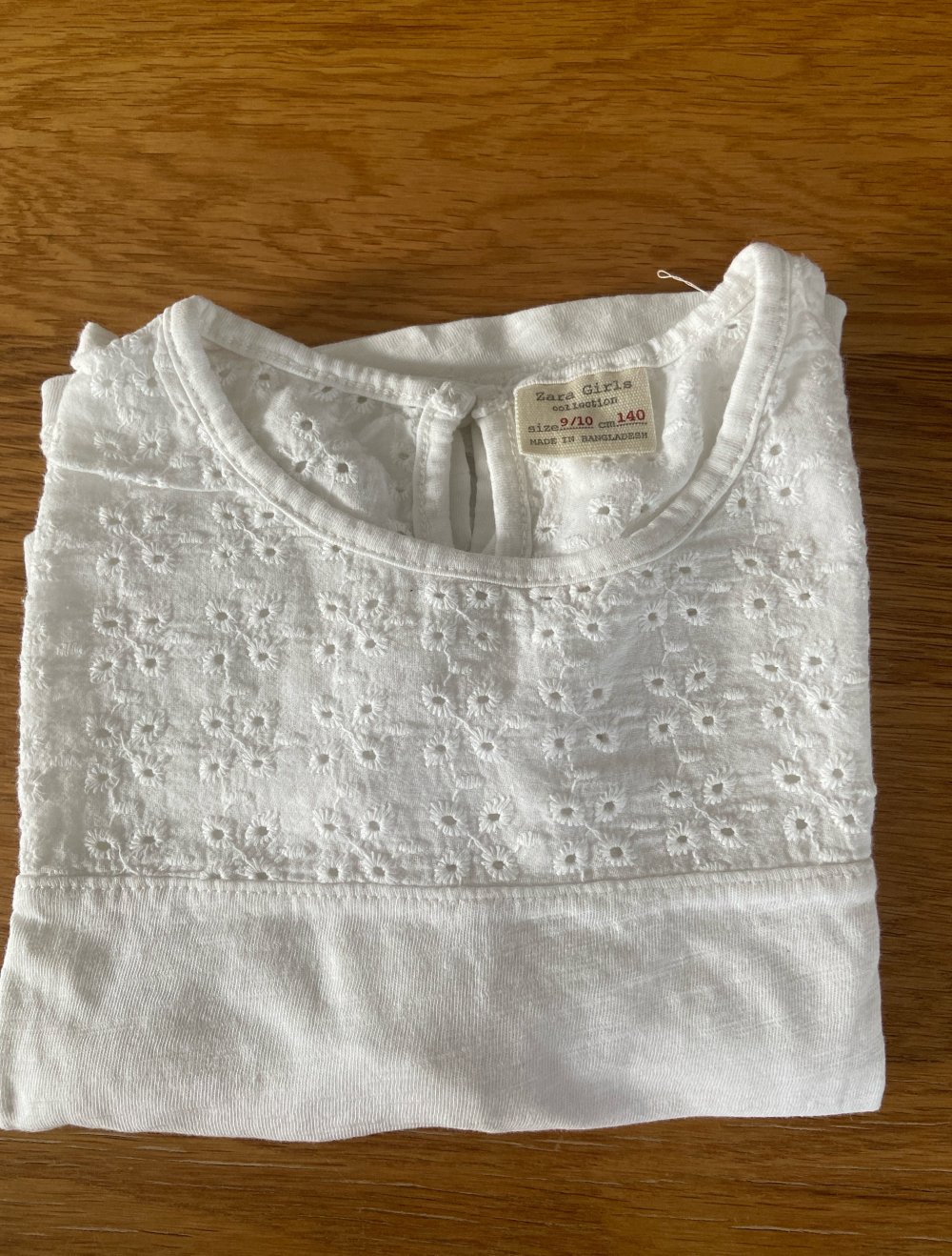 Weises Shirt mit süßen Details