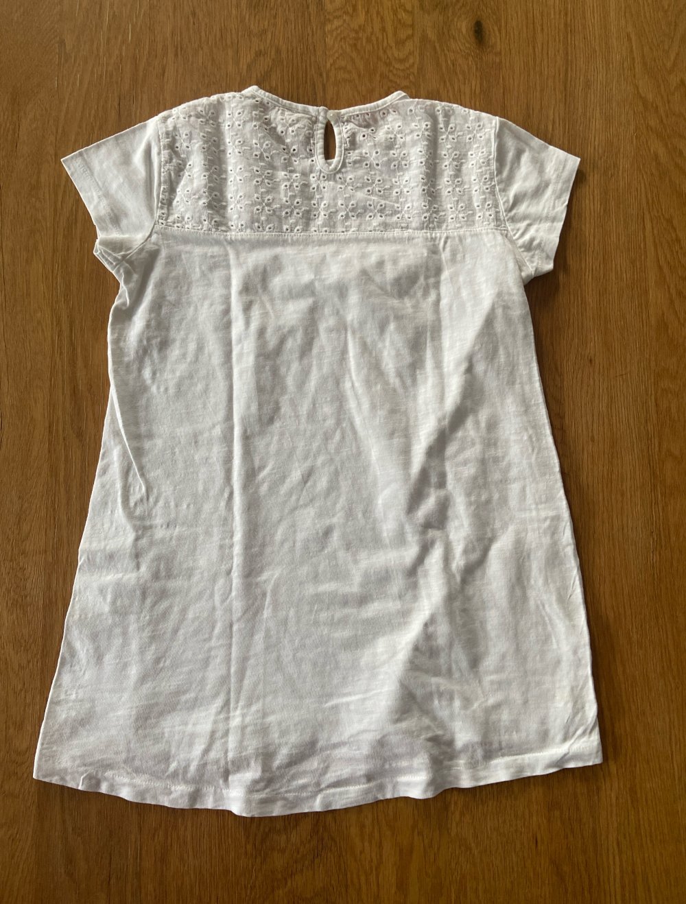 Weises Shirt mit süßen Details
