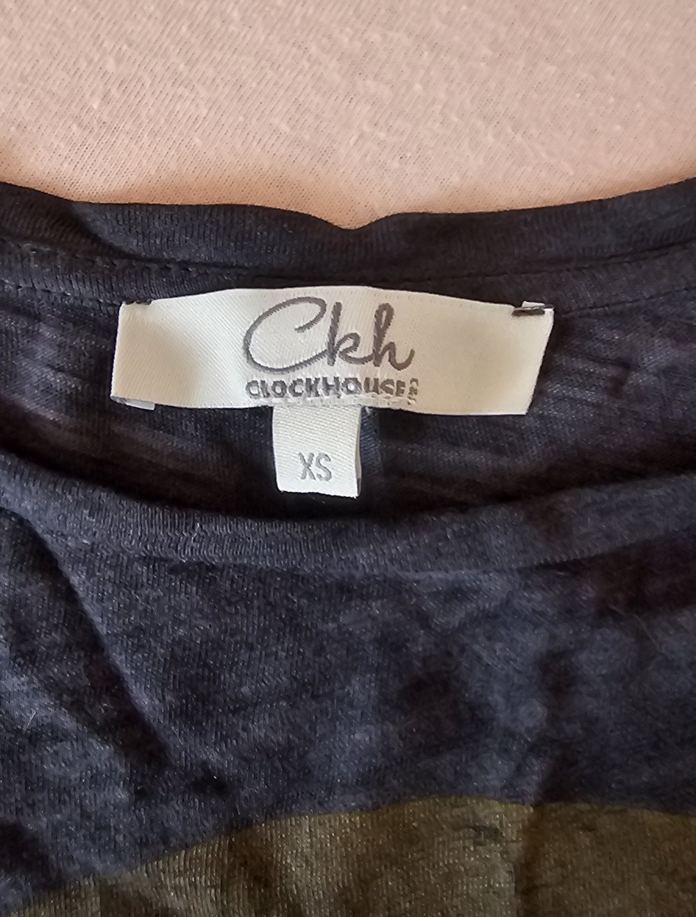 Schöne T-shirt, lässig, Rock Style, mit Nieten und Fransen, Größe XS