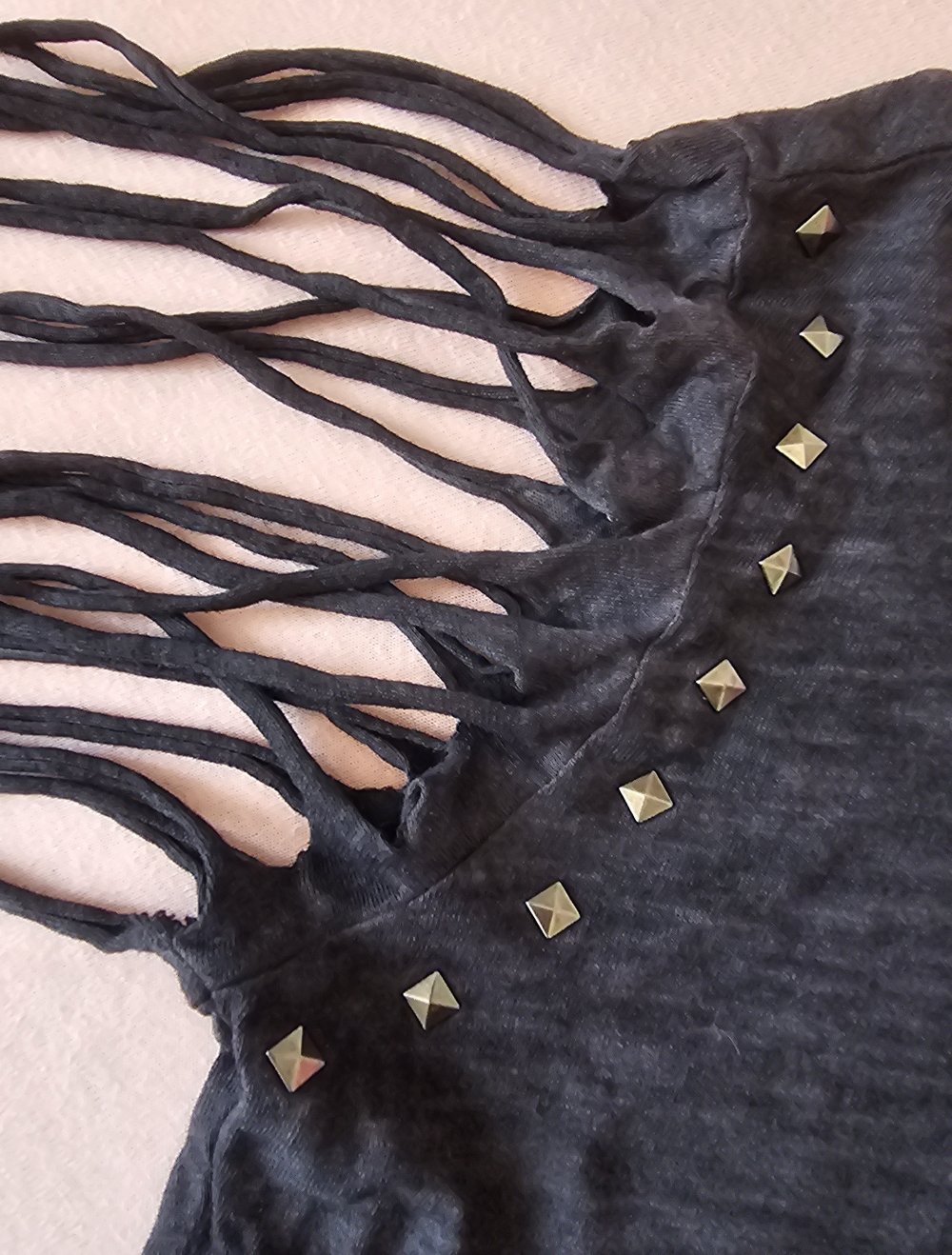 Schöne T-shirt, lässig, Rock Style, mit Nieten und Fransen, Größe XS