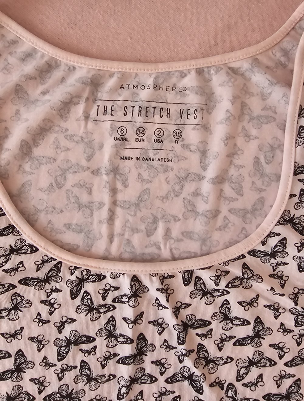 schönen und süßen Top mit Schmetterlinge Muster, Größe 34