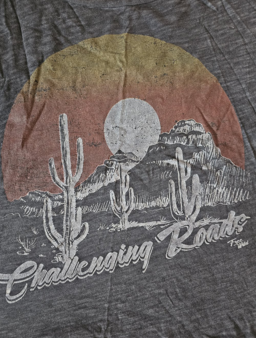 Schöne T-shirt, lässig, Rock Style, mit Nieten und Fransen, Größe XS