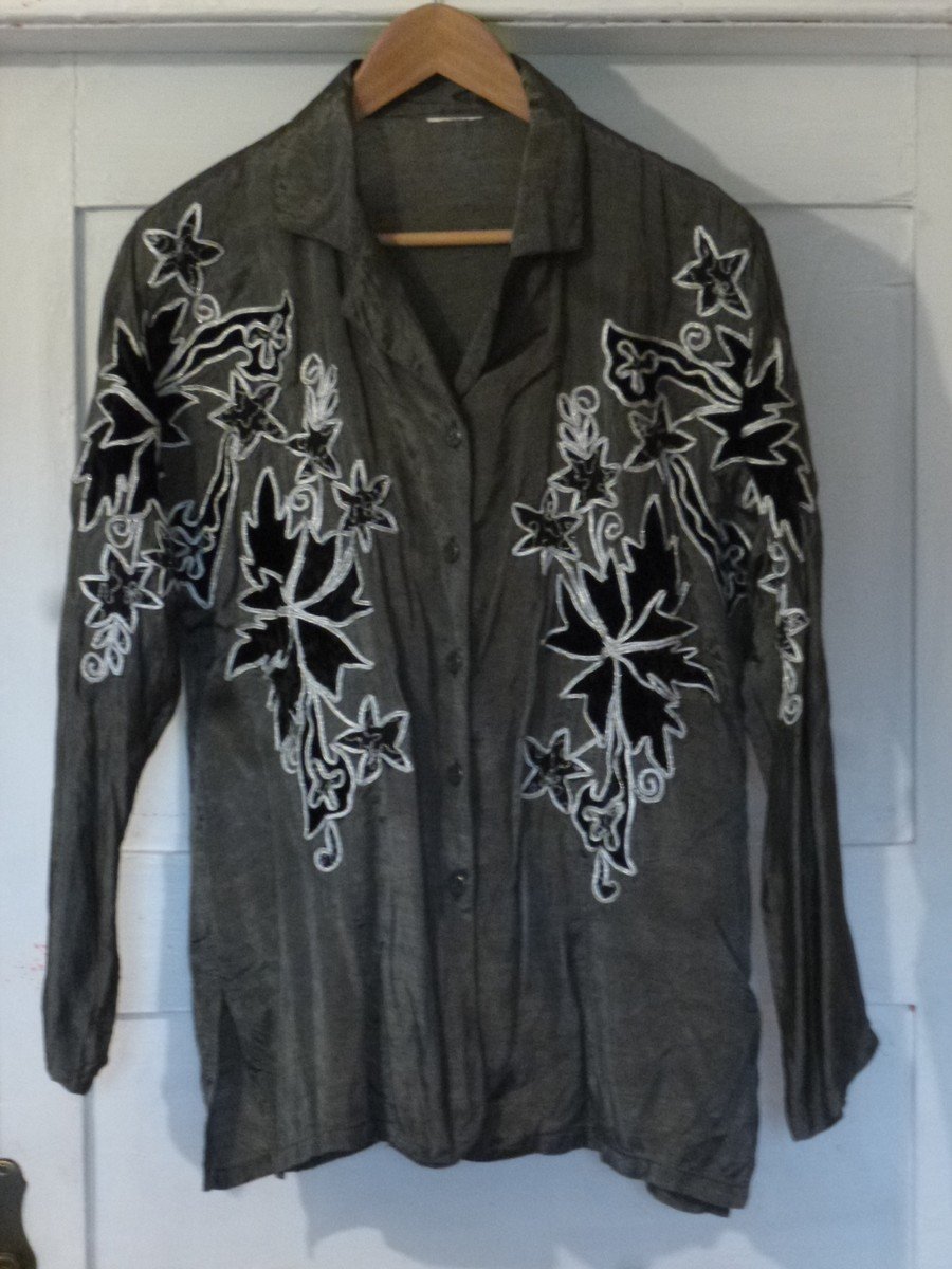  Bluse Gr.36/38 Langarm glänzend anthrazit mit schwarz-silbernen Applikationen