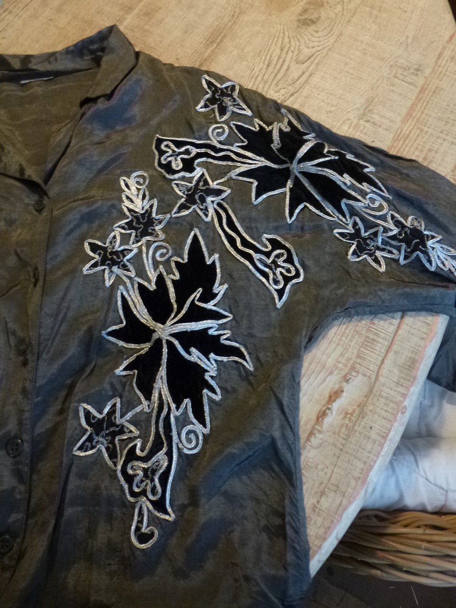  Bluse Gr.36/38 Langarm glänzend anthrazit mit schwarz-silbernen Applikationen