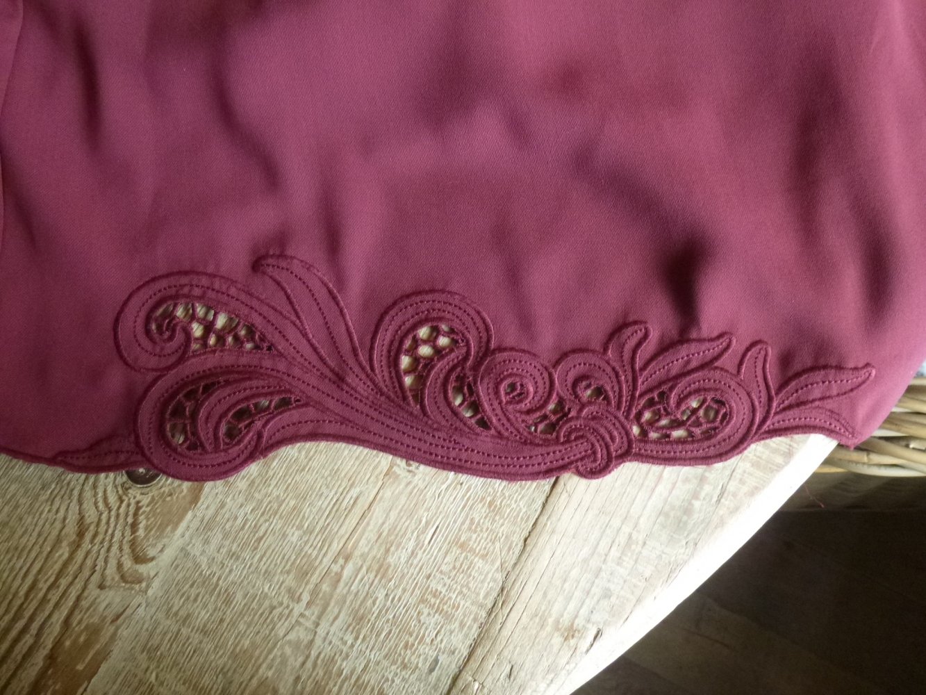  Amy Vermont Kleid rot Gr. 44 Kurzarm Stickerei