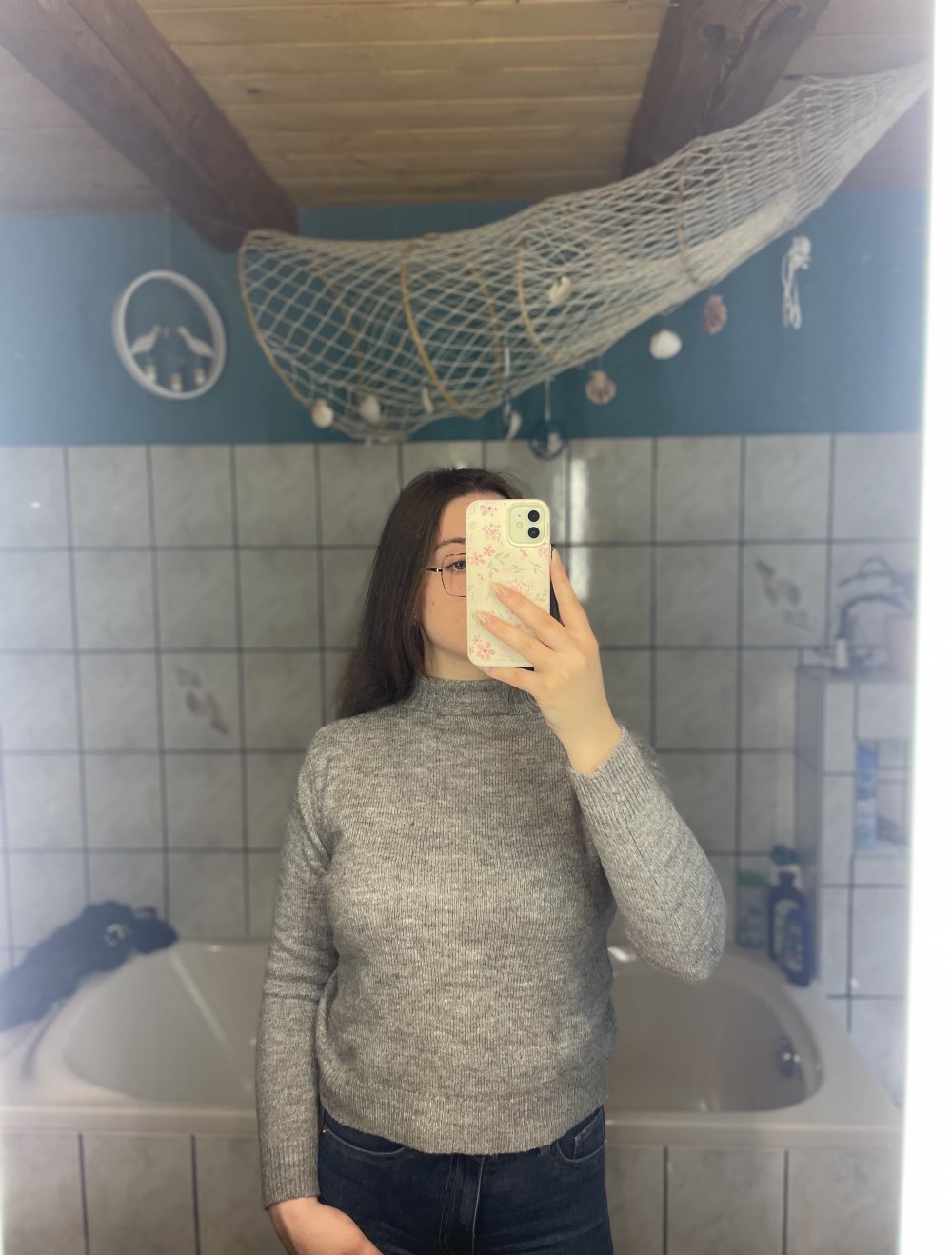 Hübscher grauer Pullover