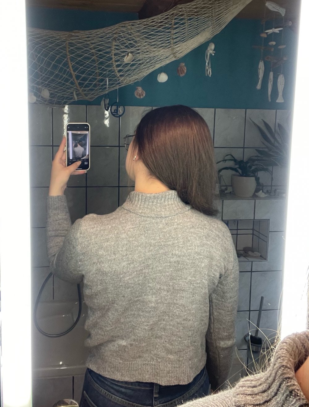 Hübscher grauer Pullover