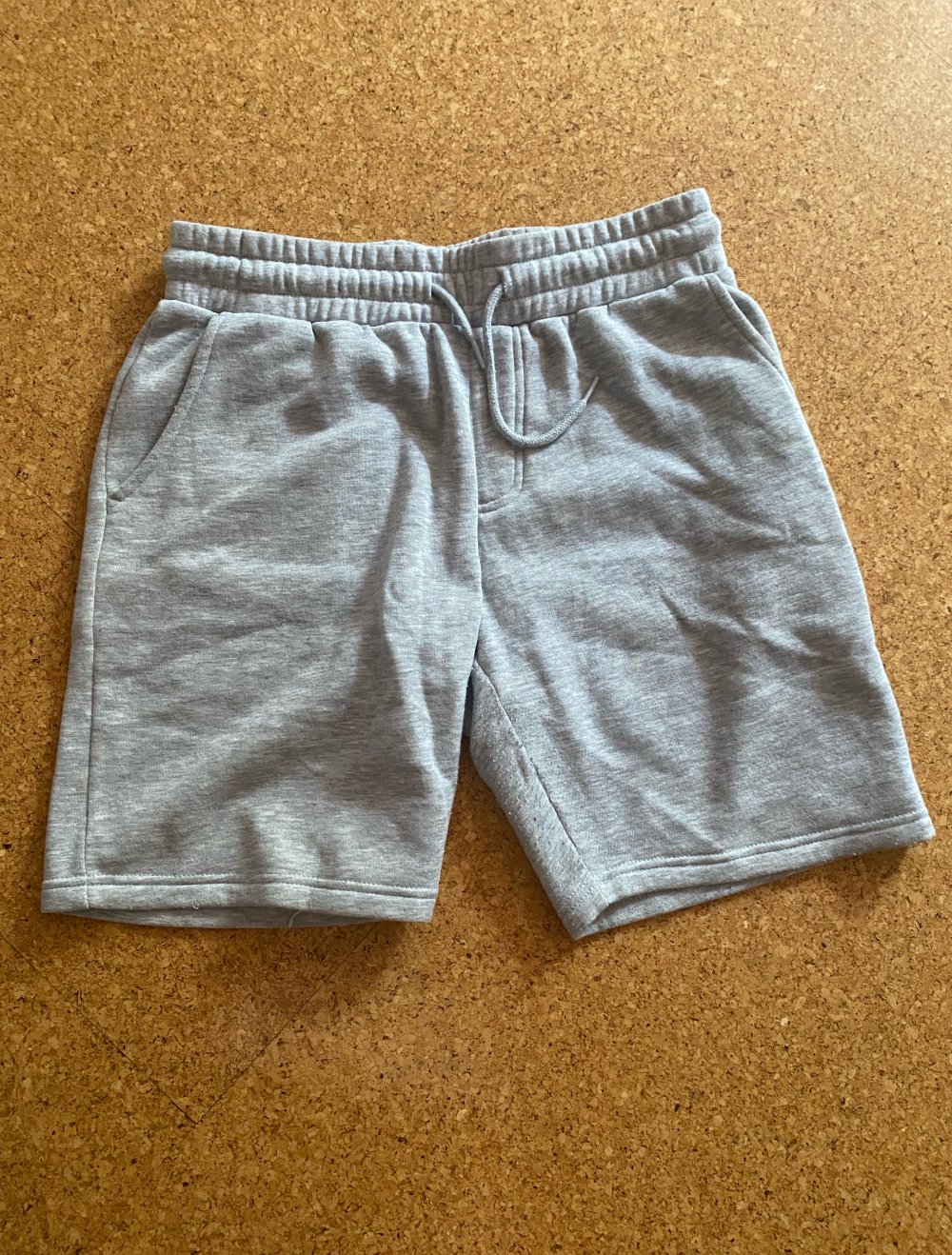 kurze graue Hose