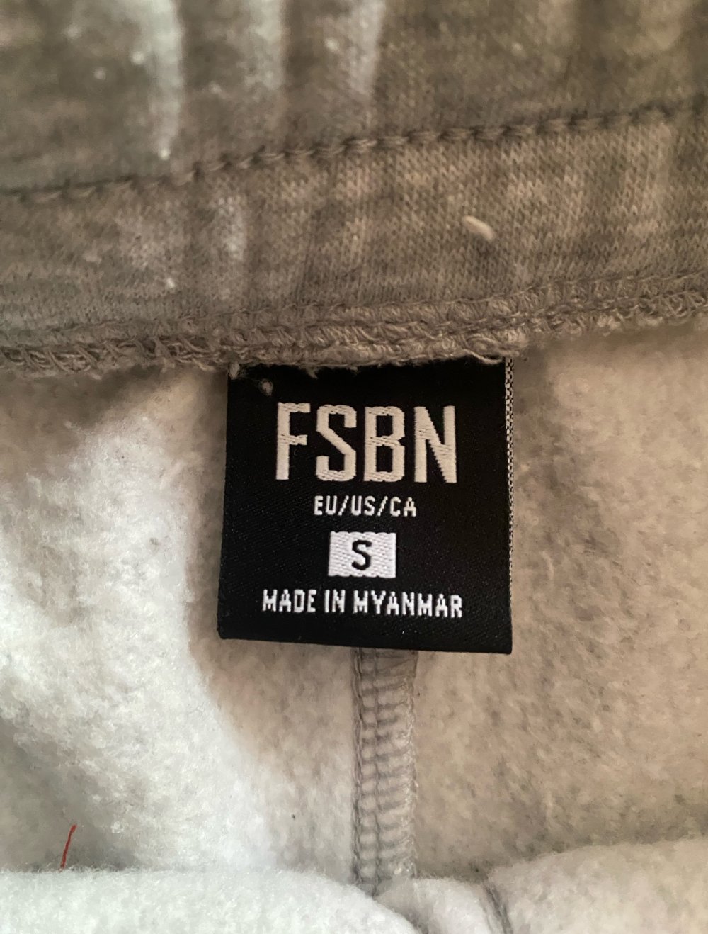 kurze graue Hose