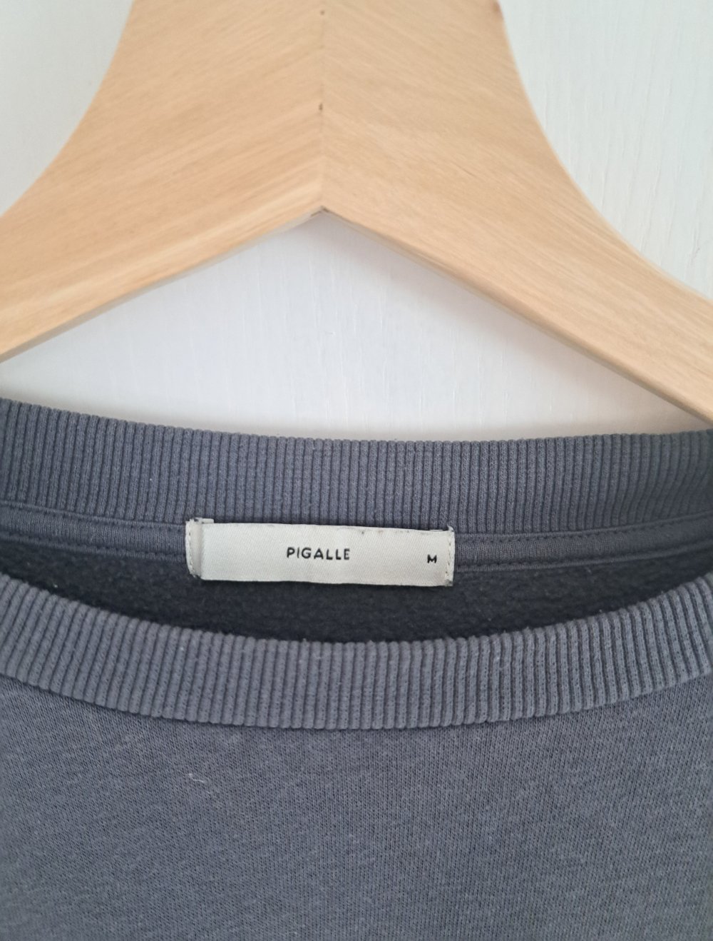 Grauer Pulli mit Print