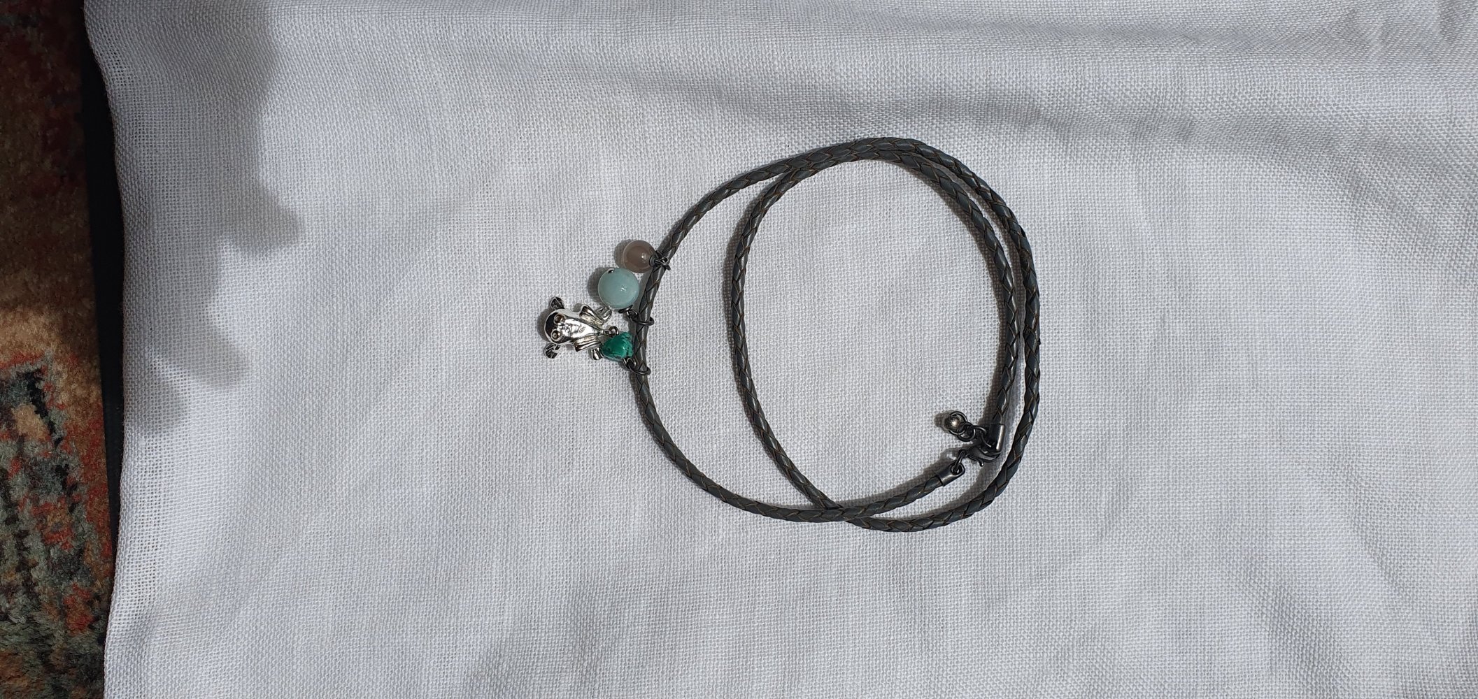 geflochtenes Lederarmband mit Anhängern, Grundfarbe blau