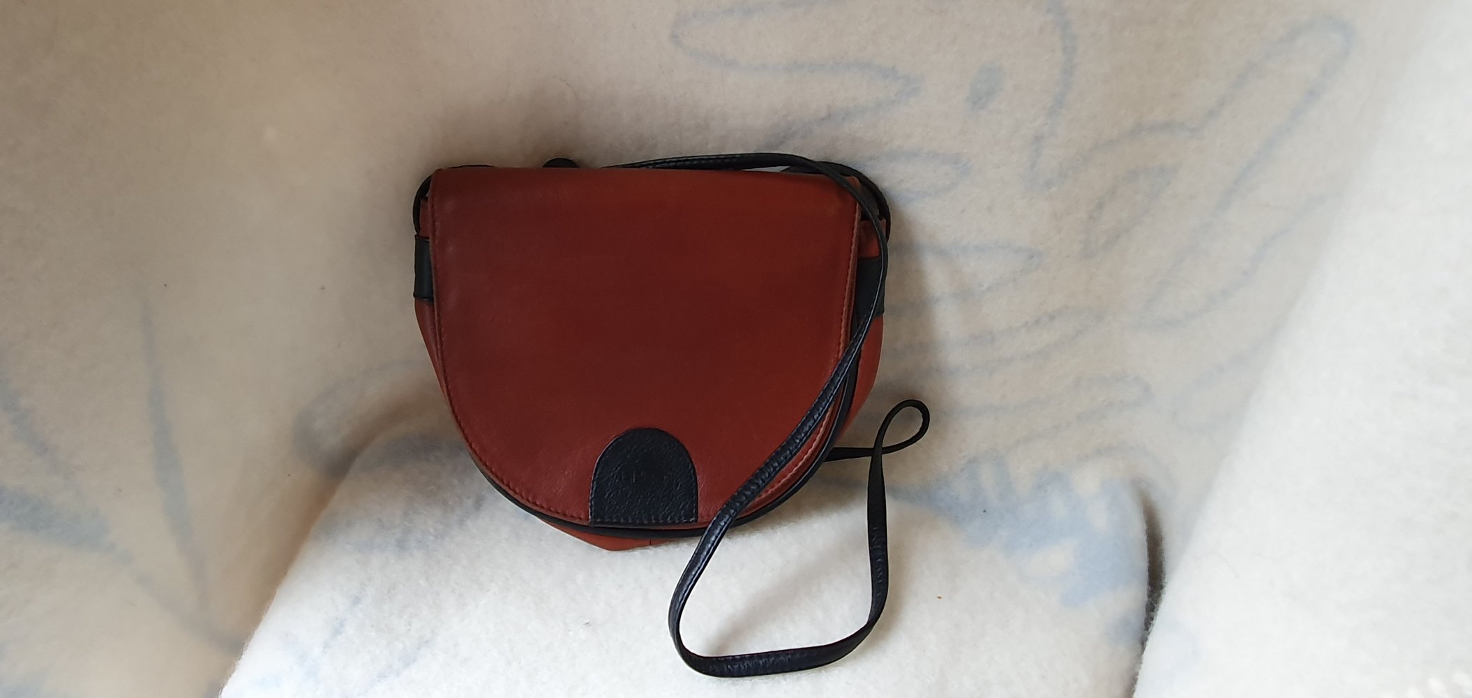 halbrunde Damenschultertasche, Marke Bree