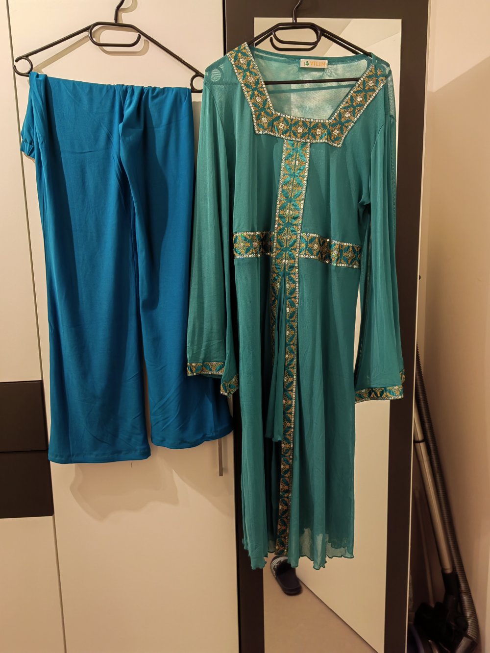 Kleid mit Hose