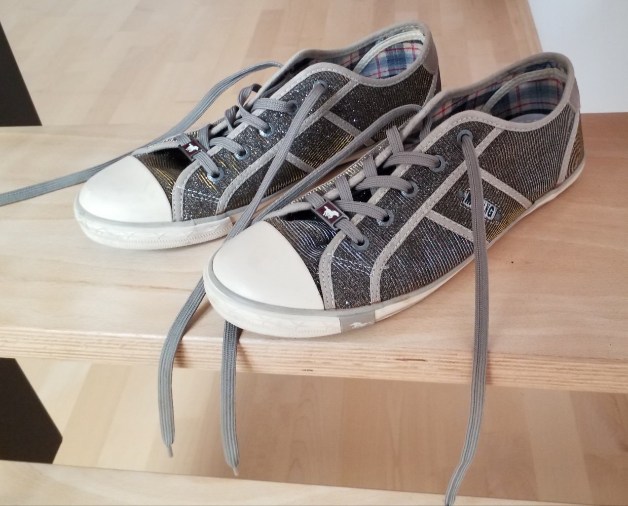Sneaker mit Glitzereffekt