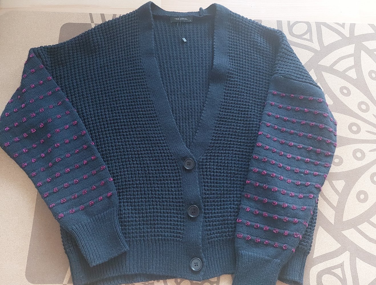 Strickjacke mit Highlight am Ärmel