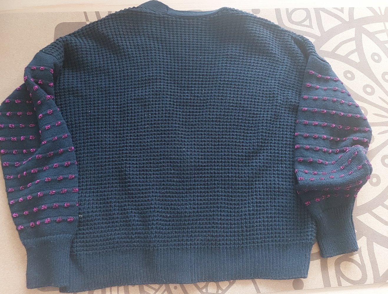 Strickjacke mit Highlight am Ärmel