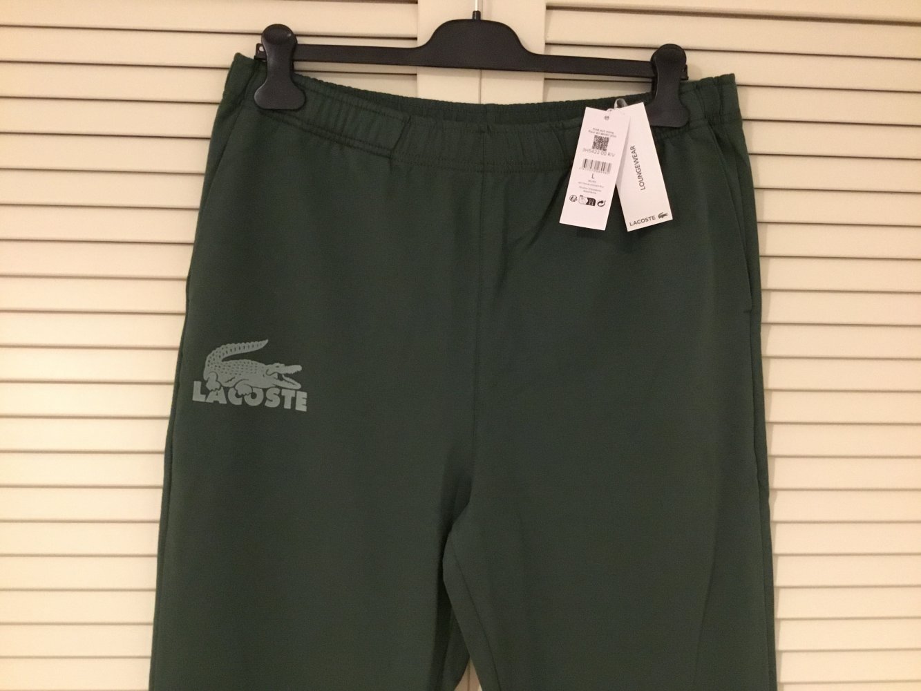 Neu! Freizeit-Hose von Lacoste in dunkelgrün, Gr. L