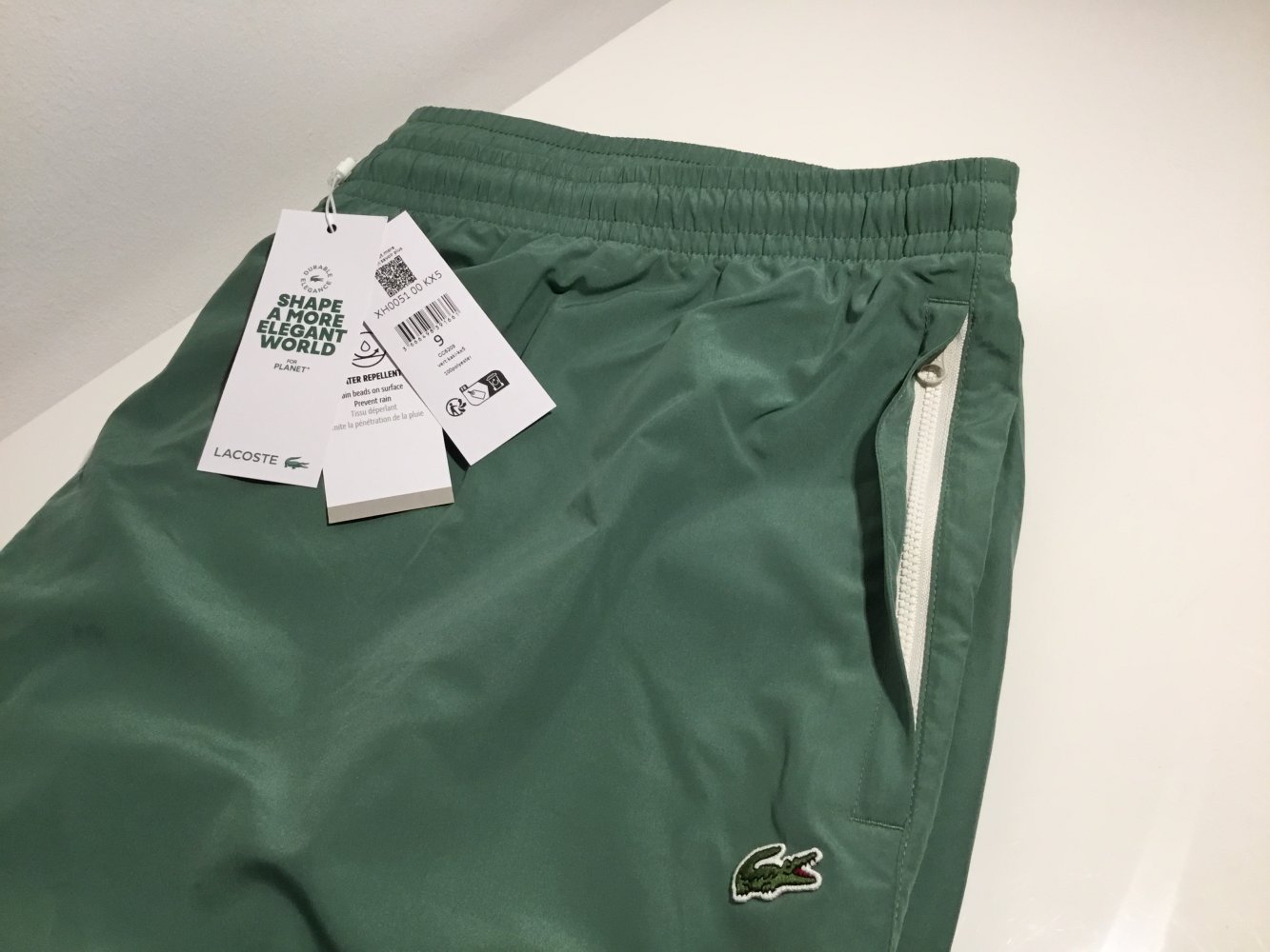 Neu! Trainingshose von Lacoste in grün, wasserabweisend
