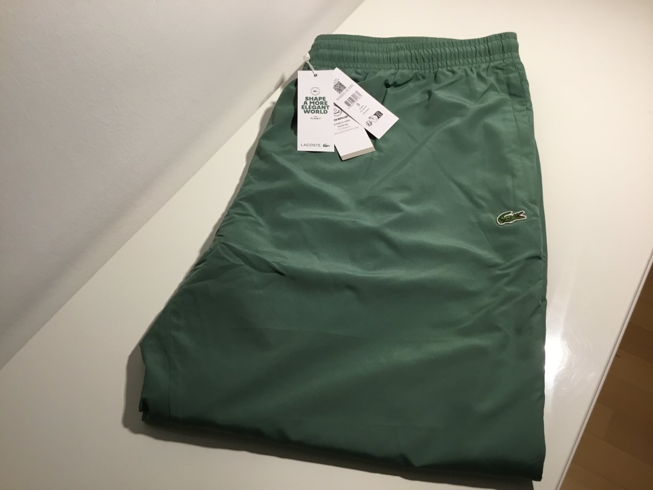 Neu! Trainingshose von Lacoste in grün, wasserabweisend