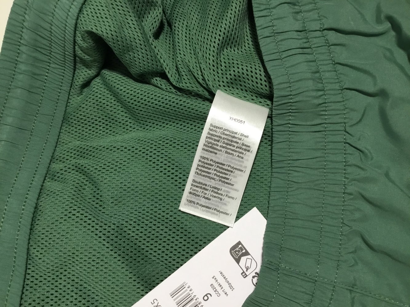 Neu! Trainingshose von Lacoste in grün, wasserabweisend